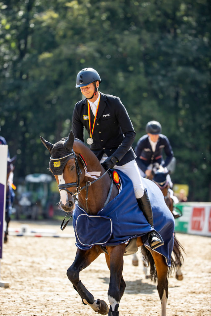 KUTSCHER Marco (GER), Chashmere 44181
Siegerehrung / Championatsehrung
Finale der 5 jährigen Springpferde
2. Umlauf
Warendorf - Bundeschampionate 2020
30. August 2020
© www.sportfotos-lafrentz.de/Stefan Lafrentz